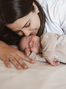 seance-photo-nouveau-ne-maman-bisou-marion-ziade