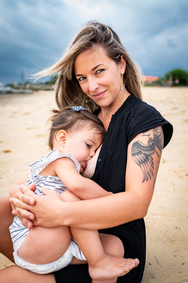 seance-photo-allaitement-plage-marion-ziade seance-photo-allaitement-plage