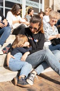 jaifaimjemange-agen-2022-marion-ziade Mamans allaitant leurs enfants sur les marches du théâtre Ducourneau lors de JFJM Agen 2022