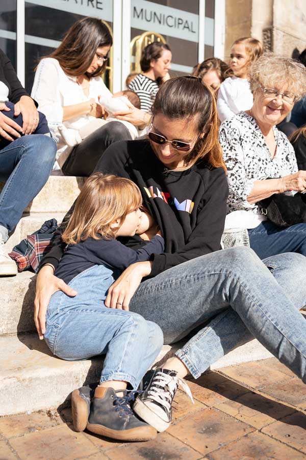 Mamans allaitant leurs enfants sur les marches du théâtre Ducourneau lors de JFJM Agen 2022