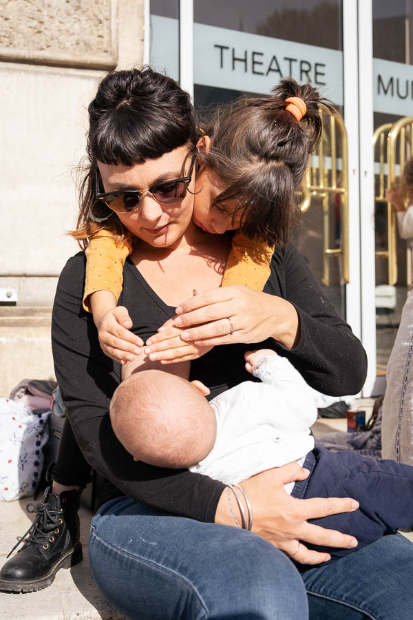Mamans allaitant son enfant devant le théâtre municipal d'Agen lors de JFJM 2022