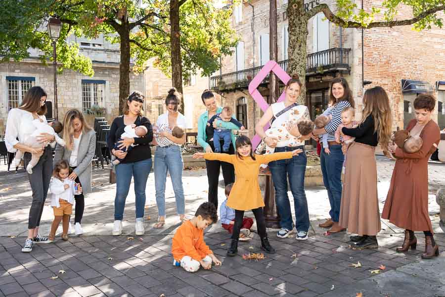 Mamans allaitant leurs enfants sur la place de la mairie d'Agen en octobre 2022 pour JFJM