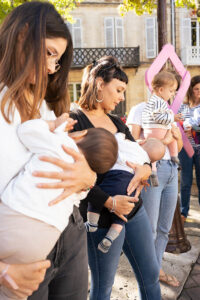 jaifaimjemange-agen-2022-marion-ziade Mamans allaitant leurs enfants lors de JAIFAIMJEMANGE à Agen en octobre 2022
