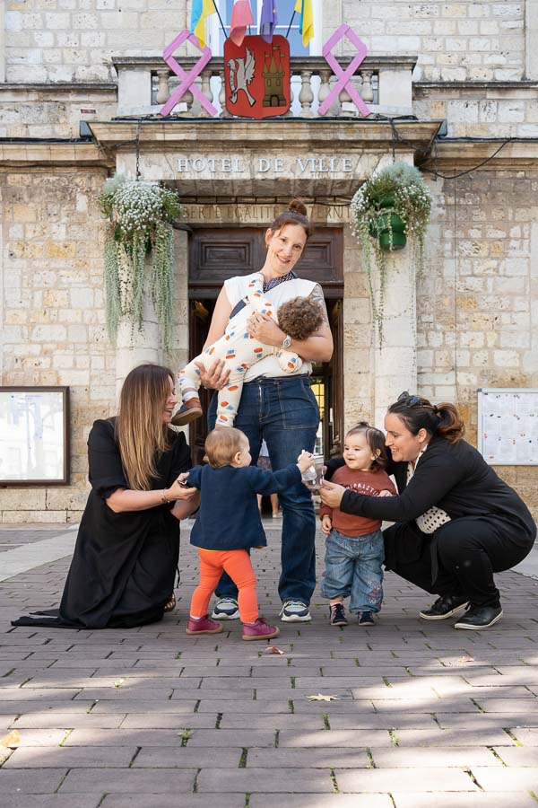 Maman allaitant devant la mairie d'Agen - JAIFAIMJEMANGE 2022