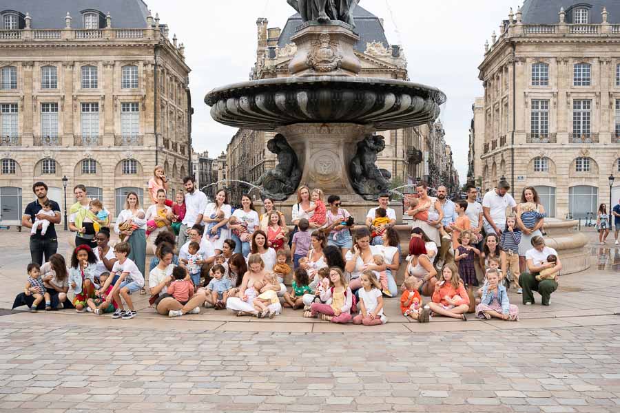 jaifaimjemange-bordeaux-2023-photographe-allaitement-marion-ziade-02 Familles réunies place de la Bourse – JAIFAIMJEMANGE Bordeaux 2023