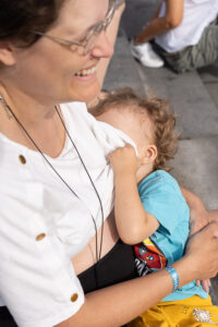 jaifaimjemange-bordeaux-2023-photographe-allaitement-marion-ziade Un bambin allaité qui se cache lors de JAIFAIMJEMANGE 2023 à Bordeaux
