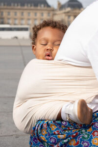 jaifaimjemange-bordeaux-2023-photographe-allaitement-marion-ziade Un bébé porté en écharpe endormi lors de JAIFAIMJEMANGE Bordeaux 2023
