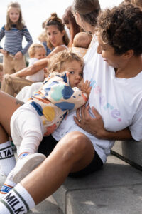 jaifaimjemange-bordeaux-2023-photographe-allaitement-marion-ziade Un bambin allaité et sa maman habillés en Tajine Banane lors de JAIFAIMJEMANGE 2023 à Bordeaux