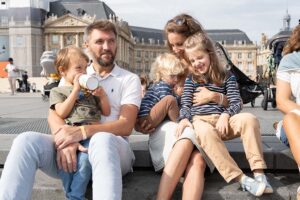jaifaimjemange-bordeaux-2023-photographe-allaitement-marion-ziade Famille représentant trois modes d’alimentation bébé : allaitement, biscuit et gourde – JAIFAIMJEMANGE Bordeaux 2023