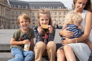 jaifaimjemange-bordeaux-2023-photographe-allaitement-marion-ziade Famille représentant trois modes d’alimentation bébé : allaitement, biscuit et gourde – JAIFAIMJEMANGE Bordeaux 2023