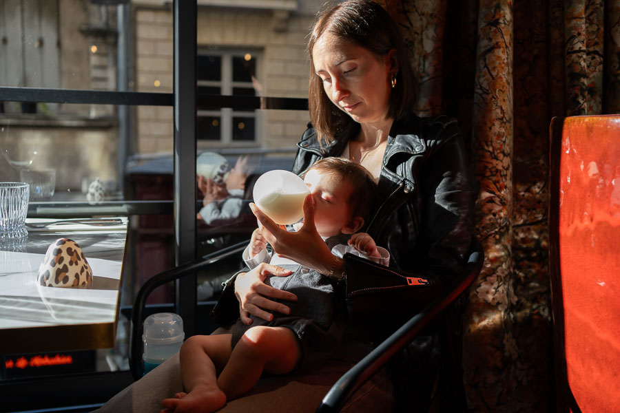 Une maman donnant le biberon à son bébé au restaurant Ganache - JAIFAIMJEMANGE Bordeaux 2024