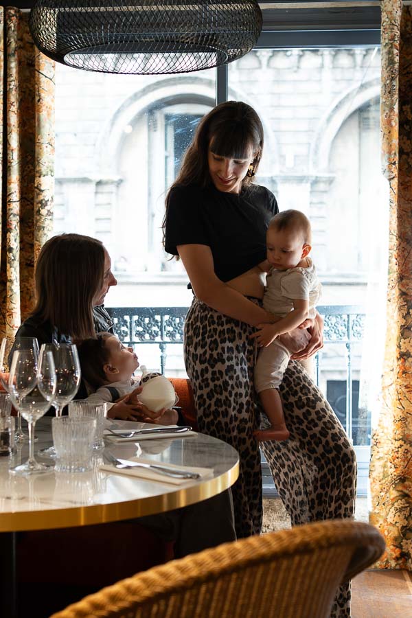Deux mamans allaitant à table au restaurant Ganache - JAIFAIMJEMANGE Bordeaux 2024