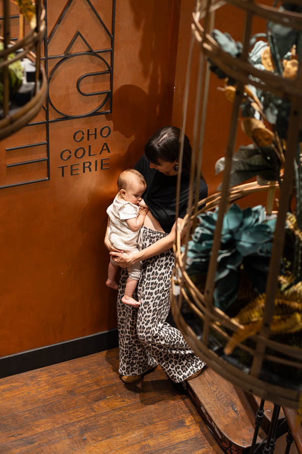 Une maman allaitant son bébé dans le restaurant Ganache - JAIFAIMJEMANGE Bordeaux 2024