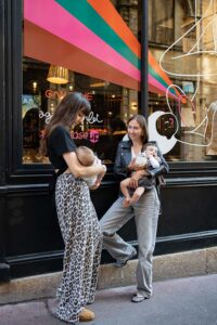 jaifaimjemange-bordeaux-2024-vitrine-ganache-agathe-sorlet-marion-ziade Deux mamans allaitant devant la vitrine Ganache d'Agathe Sorlet - JAIFAIMJEMANGE Bordeaux 2024