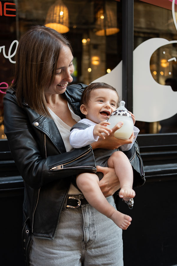 Une maman et son bébé au biberon devant la vitrine Ganache d'Agathe Sorlet - JAIFAIMJEMANGE Bordeaux 2024