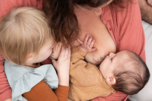 Une maman co-allaitant ses deux bébés lors de JAIFAIMJEMANGE à Bordeaux en 2024