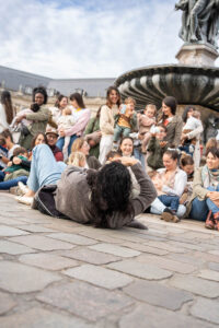 Ana Kï photographiant les familles participantes au JAIFAIMJEMANGE place de la Bourse Bordeaux