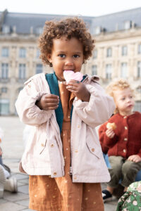 Enfant mangeant à JAIFAIMJEMANGE 2024 place de la Bourse Bordeaux