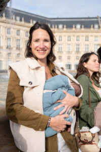 Maman allaitant son bébé à JAIFAIMJEMANGE 2024 place de la Bourse Bordeaux
