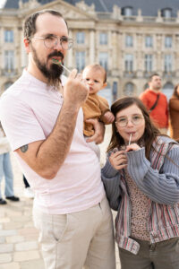Famille participant à JAIFAIMJEMANGE place de la Bourse à Bordeaux en 2024