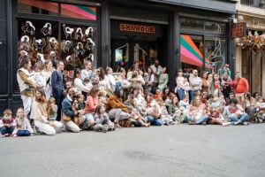 Les familles allaitantes rassemblées devant la vitrine Ganache d'Agathe Sorlet - JAIFAIMJEMANGE Bordeaux 2024