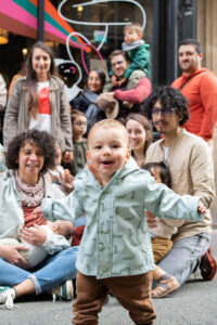 Un enfant et les familles allaitantes rassemblées devant la vitrine Ganache d'Agathe Sorlet - JAIFAIMJEMANGE 2024