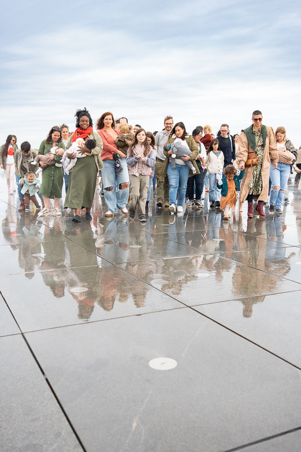 Familles allaitantes avançant fièrement sur le miroir d'eau de Bordeaux - JAIFAIMJEMANGE 2024