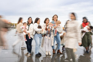 Mamans allaitant debout au miroir d’eau de Bordeaux – JAIFAIMJEMANGE 2024