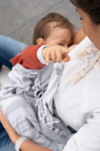 Maman allaitant son bambin à JAIFAIMJEMANGE Bordeaux 2024