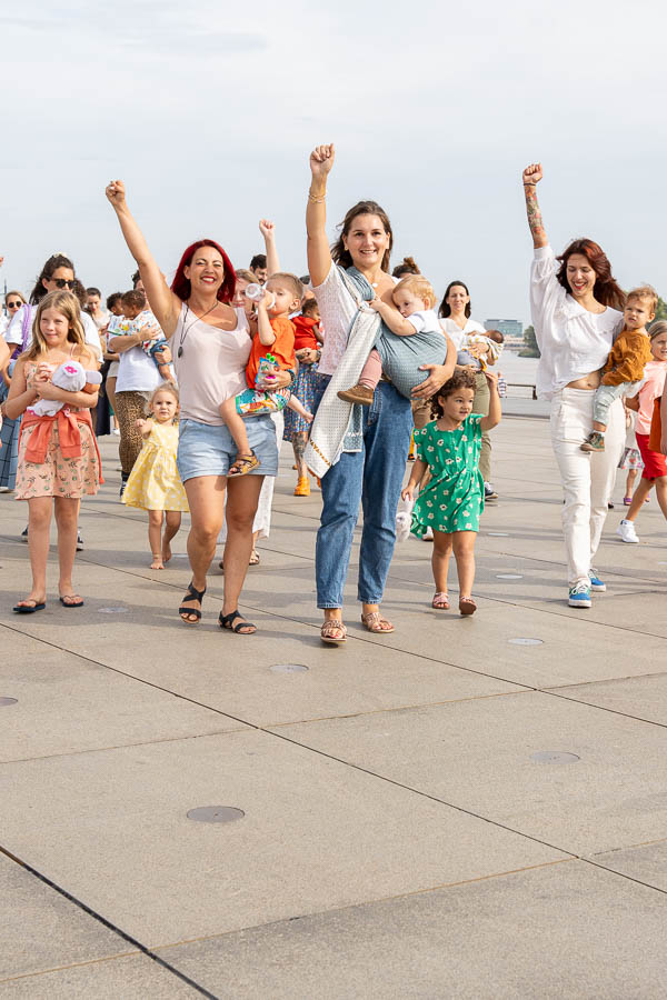 jaifaimjemange-bordeaux-2023-marion-ziade Mamans portant et allaitant fièrement leurs enfants au miroir d’eau – JAIFAIMJEMANGE Bordeaux 2023