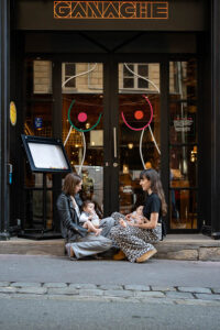 Mamans allaitant devant la vitrine de Ganache décorée par Agathe Sorlet à JAIFAIMJEMANGE Bordeaux