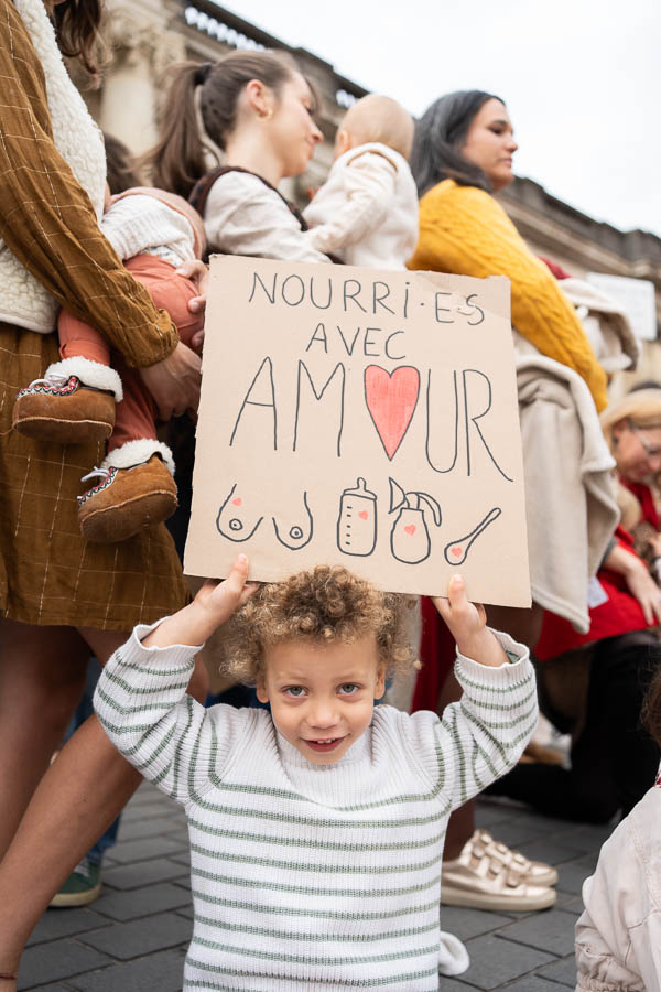 Pancarte Nourrie.es avec amour, lors du JFJM 2025 à Bordeaux