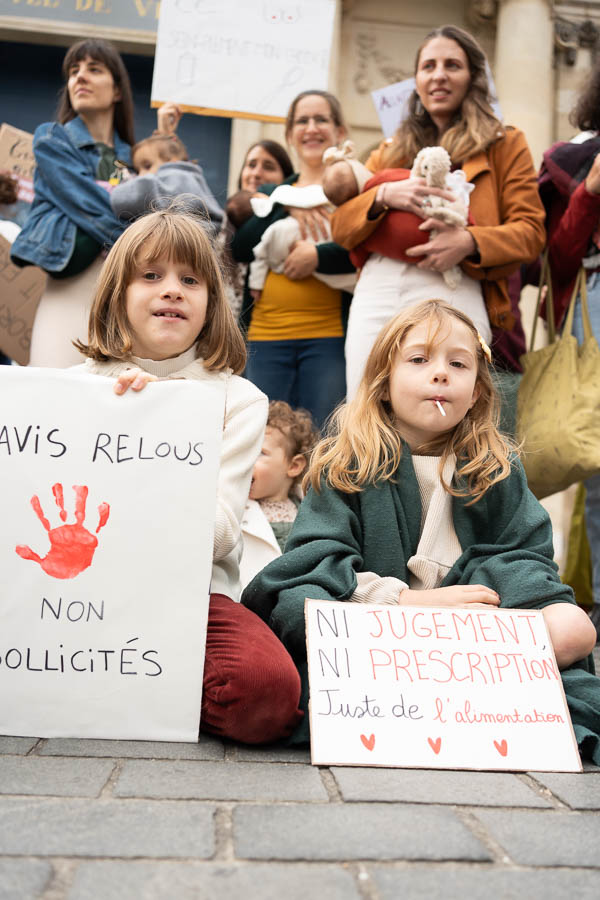 Enfants avec des pancartes, lors du JFJM 2025 à Bordeaux
