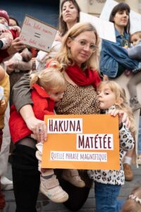 jaifaimjemange-bordeaux-2025-marion-ziade-13 Une maman enceinte co-allaitant ses enfants avec une pancarte Hakuna Matétée, lors du JFJM 2025 à Bordeaux