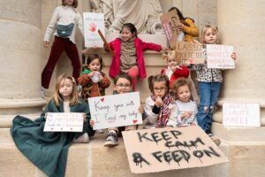 jaifaimjemange-bordeaux-2025-marion-ziade-15 Les enfants avec les pancartes JAIFAIMJEMANGE sur le mur de la mairie de Bordeaux