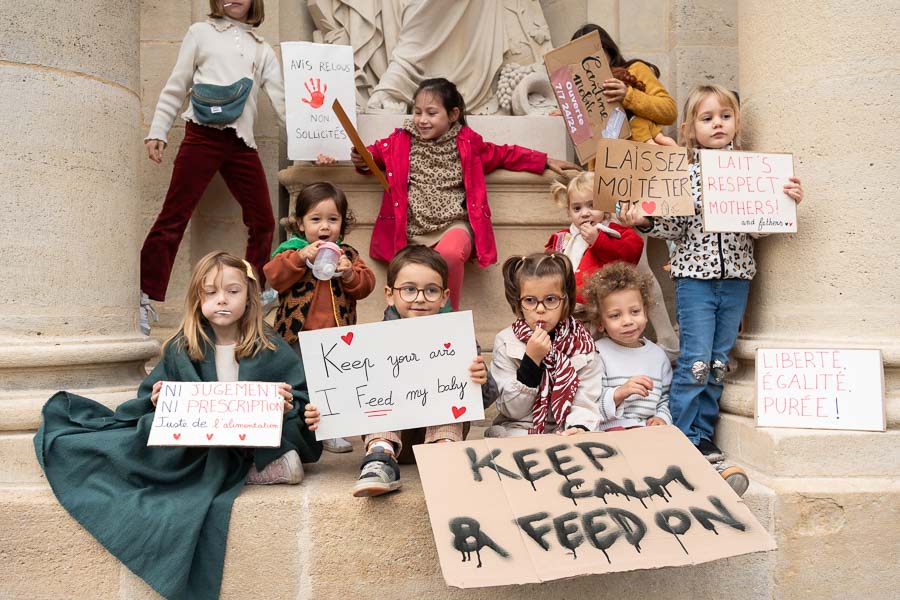 Les enfants avec les pancartes JAIFAIMJEMANGE sur le mur de la mairie de Bordeaux