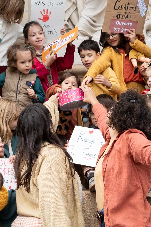 Des enfants piochant des biscuits lors de JFJM 2025 à Bordeaux