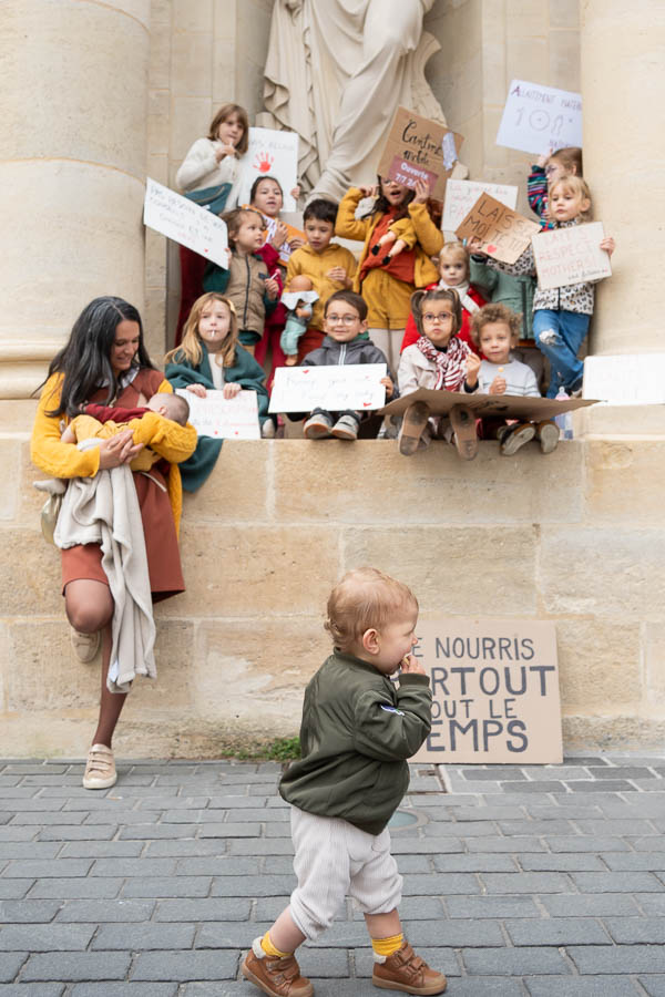 Une maman allaitante, un enfant qui mange en marchant, des enfants avec pancartes devant la mairie de Bordeaux, JFJM 2025