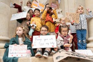 jaifaimjemange-bordeaux-2025-marion-ziade-19 Les enfants avec les pancartes JAIFAIMJEMANGE sur le mur de la mairie de Bordeaux