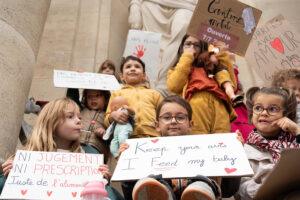 jaifaimjemange-bordeaux-2025-marion-ziade-21 Les enfants avec des pancartes à slogan sur le mur de la mairie de Bordeaux , lors de JAIFAIMJEMANGE 2025