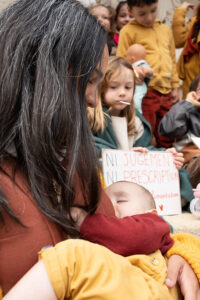 jaifaimjemange-bordeaux-2025-marion-ziade-22 Maman allaitant devant une pancarte Ni jugement, ni prescription, lors de JFJM 2025 à Bordeaux