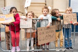 jaifaimjemange-bordeaux-2025-marion-ziade-23 Des enfants manifestant sur une barrière, lors de JAIFAIMJEMANGE 2025 à Bordeaux