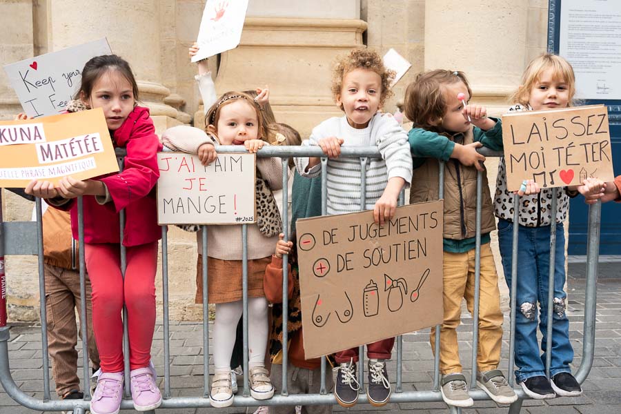 Des enfants manifestant sur une barrière, lors de JAIFAIMJEMANGE 2025 à Bordeaux