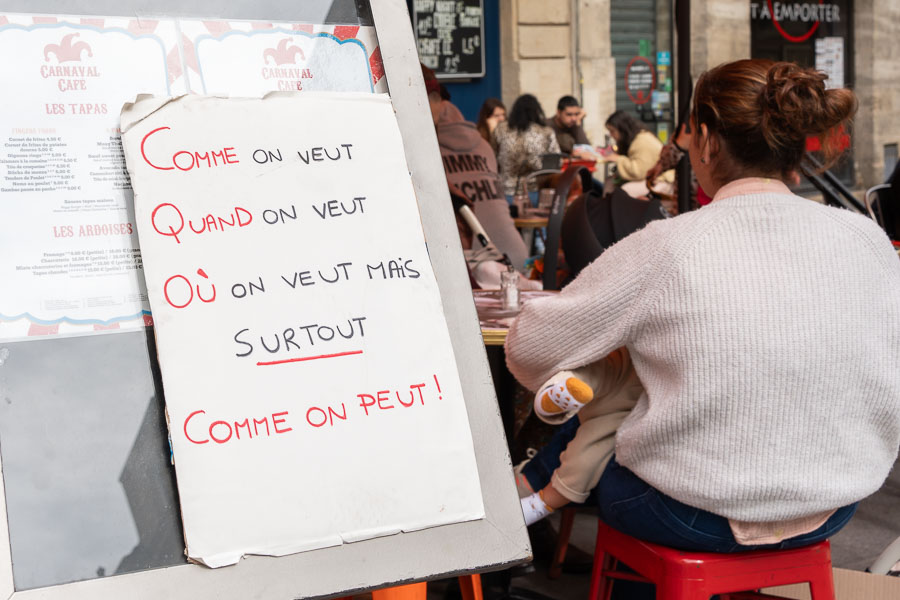 Une maman allaitant son bébé au Carnaval Café, lors de JFJM 2025 Bordeaux