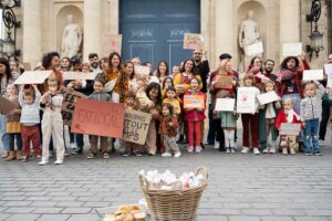 jaifaimjemange-bordeaux-2025-marion-ziade-3 Familles rassemblées pour JAIFAIMJEMANGE devant la mairie de bordeaux, octobre 2025