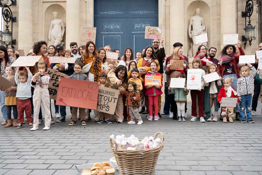 Familles rassemblées pour JAIFAIMJEMANGE devant la mairie de bordeaux, octobre 2025