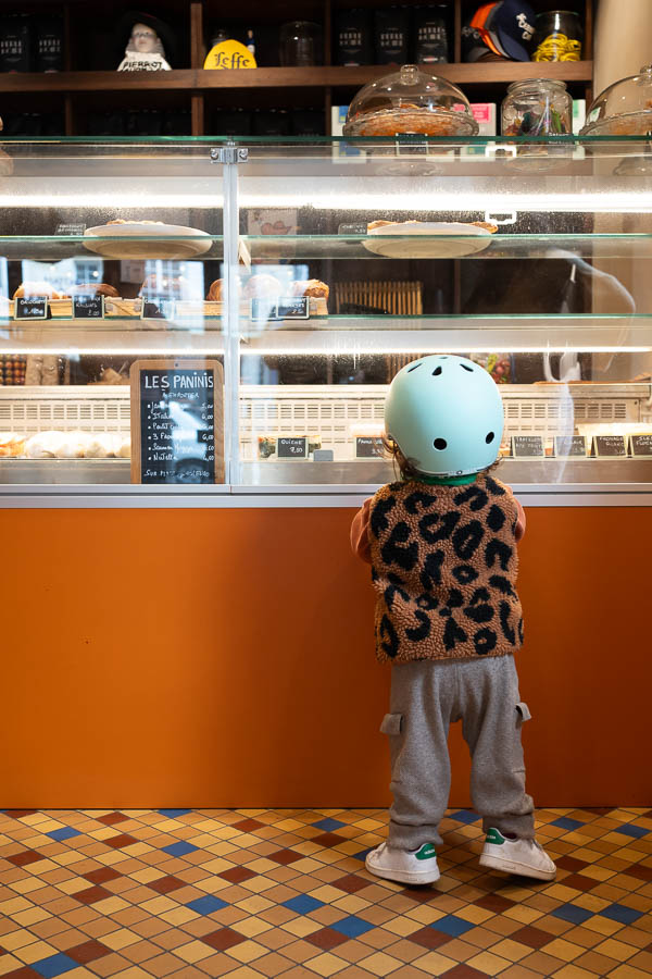 Un enfant devant la vitrine du Carnaval Café, lors de JAIFAIMJEMANGE 2025 à Bordeaux