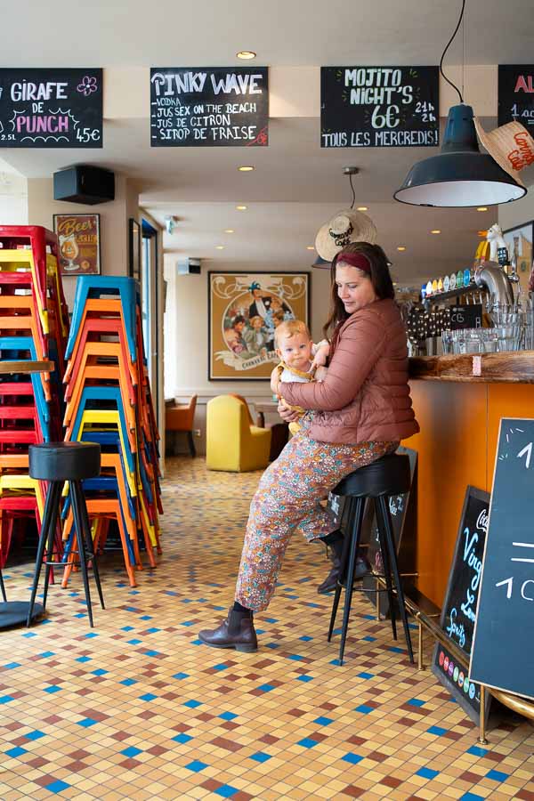 Une maman allaitant son bébé dans le Carnaval Café, lors de JAIFAIMJEMANGE 2025 à Bordeaux