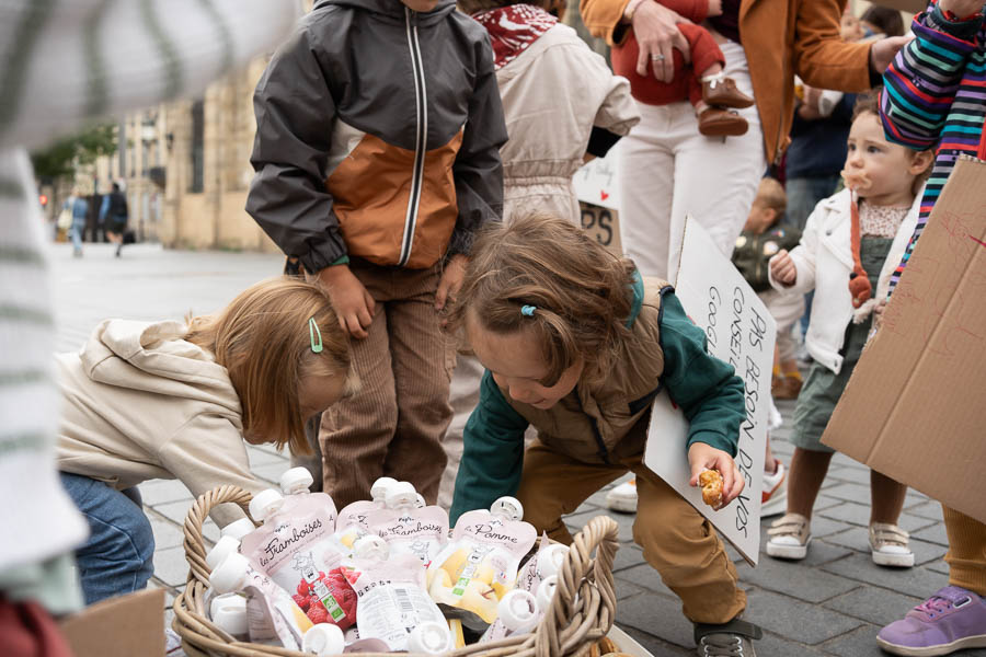 Enfants piochant des compotes Popotes à boire, lors de JFJM 2025 à Bordeaux