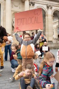 jaifaimjemange-bordeaux-2025-marion-ziade-7 Enfant brandissant une pancarte Eat Local, lors du JFJM 2025 à Bordeaux